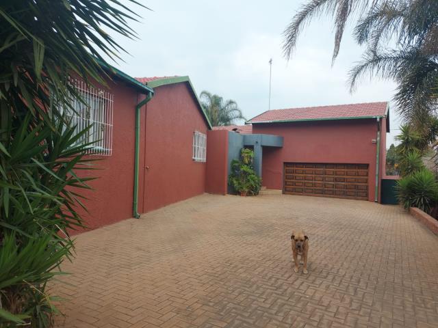 5 Bedroom House for sale in Mulbarton