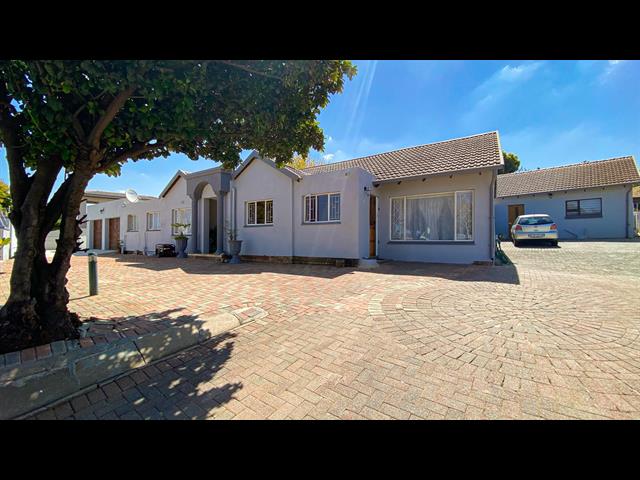 4 Bedroom House for sale in Glenvista
