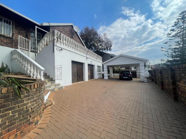 4 Bedroom House for sale in Glenvista