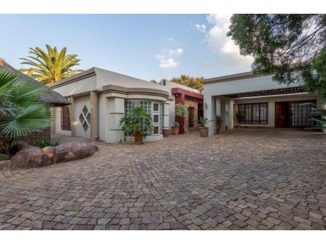 7 Bedroom House for sale in Glenvista