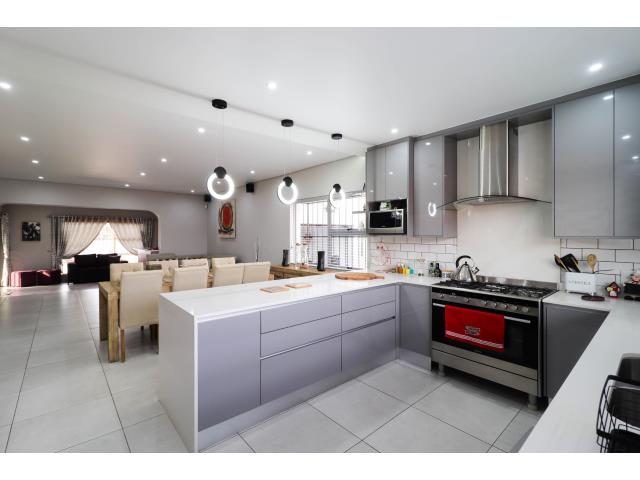 3 Bedroom House for sale in South Crest