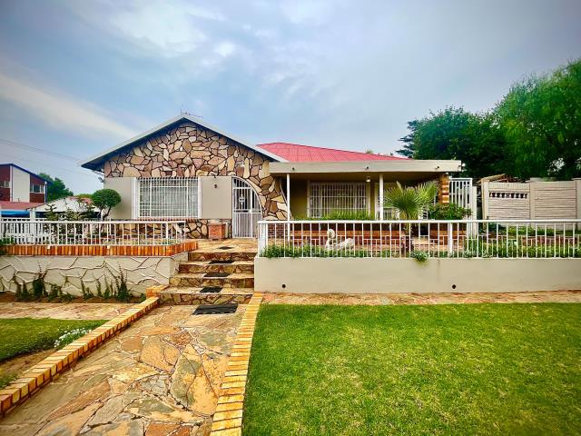 8 Bedroom House for sale in Oakdene