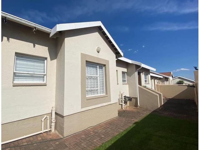 3 Bedroom Townhouse for sale in Vanderbijlpark SE 3