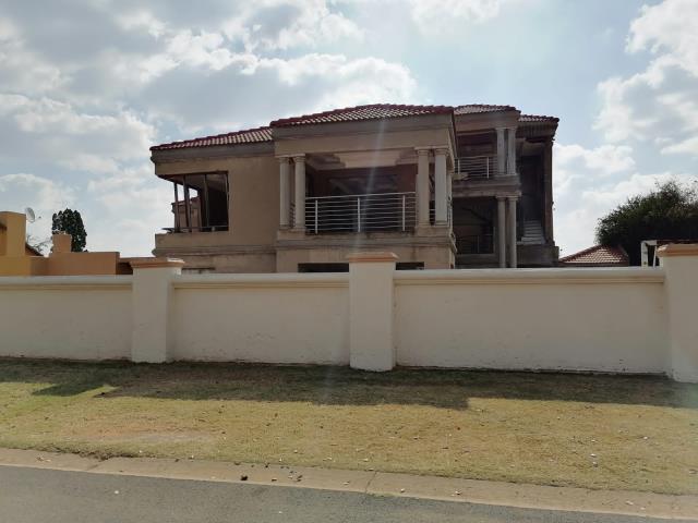 5 Bedroom House for sale in Rondebult