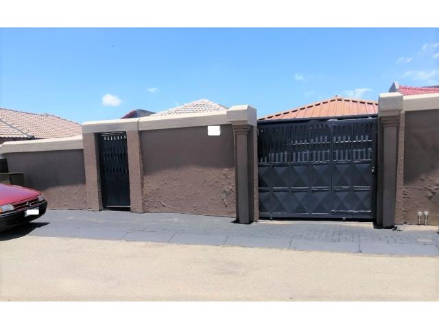4 Bedroom House for sale in Naturena