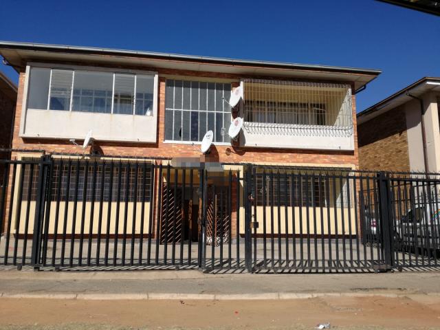 8 Bedroom House for sale in Forest Hill