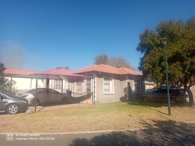 2 Bedroom House for sale in Jukskei View