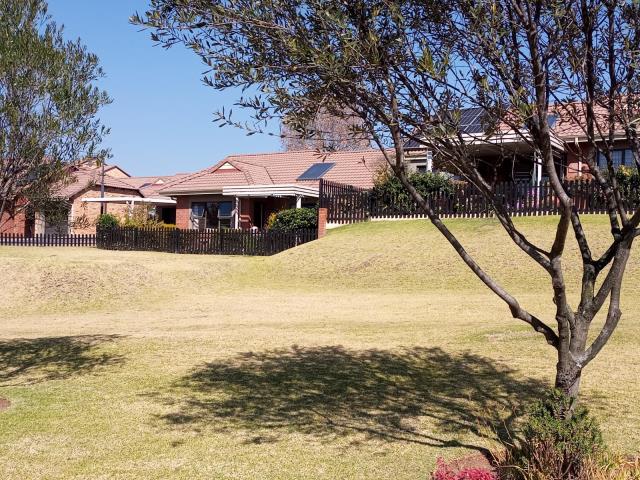 3 Bedroom Townhouse for sale in Olivedale