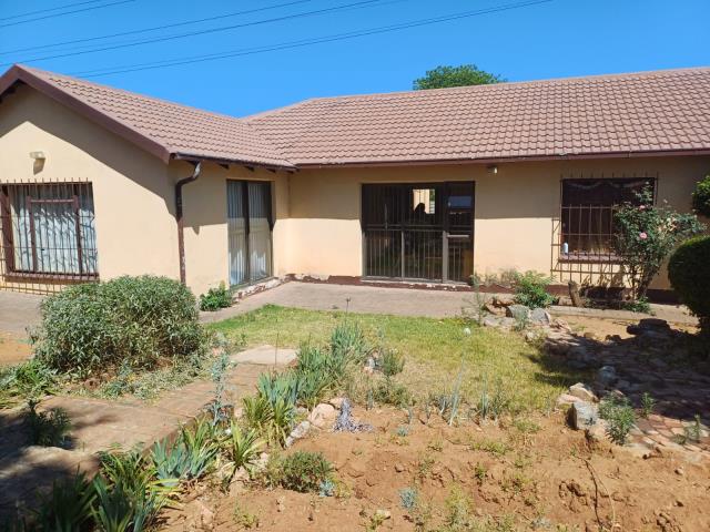 4 Bedroom House for sale in Moffat View
