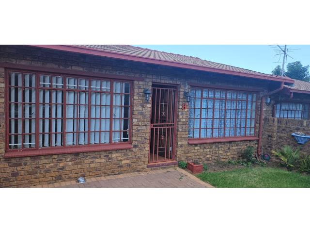 2 Bedroom Townhouse for sale in Witpoortjie