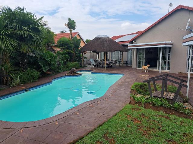 6 Bedroom House for sale in Brackendowns