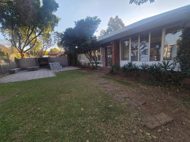 4 Bedroom House for sale in Menlo Park