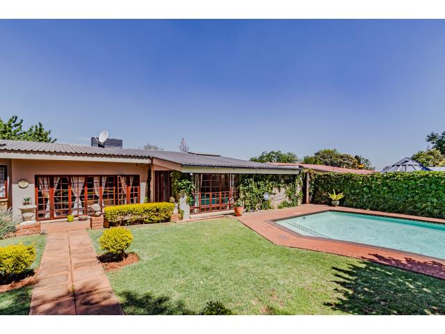 4 Bedroom House for sale in Monument Park