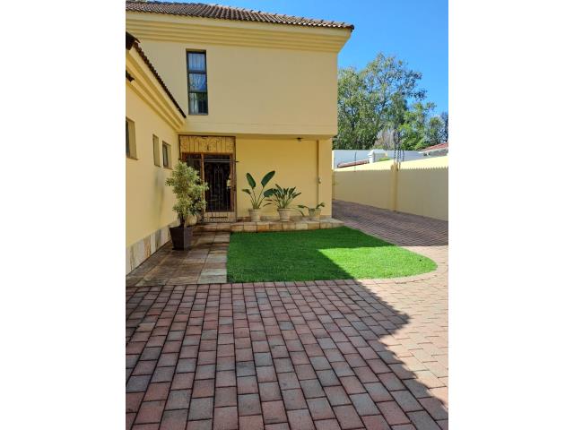 3 Bedroom House for sale in Nieuw Muckleneuk