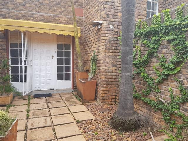 3 Bedroom Townhouse to let in Waterkloof