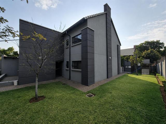 2 Bedroom Apartment for sale in Menlo Park