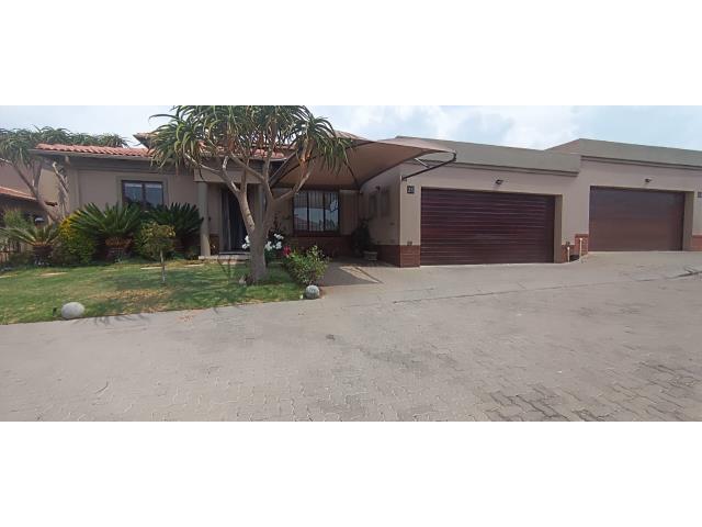 4 Bedroom Townhouse to let in Noordwyk