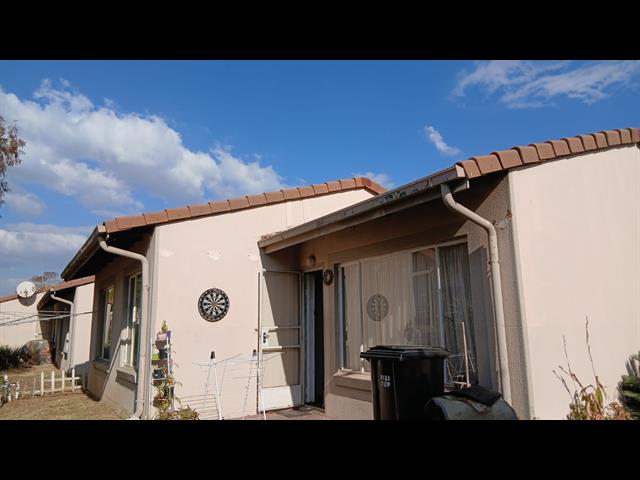 3 Bedroom Simplex for sale in Country View
