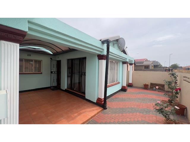 3 Bedroom House for sale in Protea North