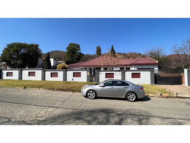 5 Bedroom House for sale in Mondeor