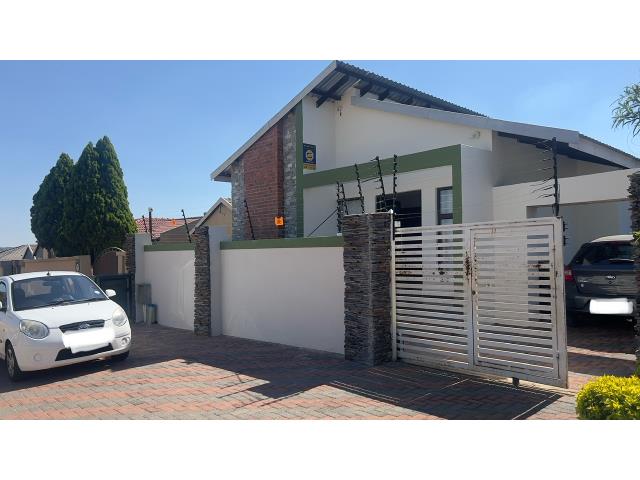 3 Bedroom House for sale in Naturena