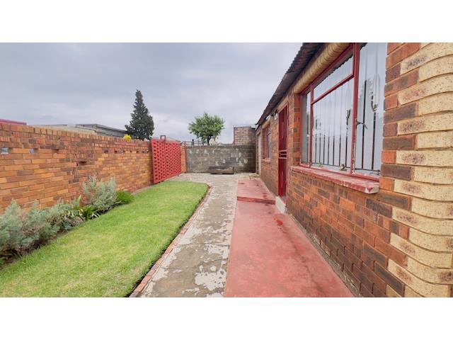 1 Bedroom House for sale in Molapo