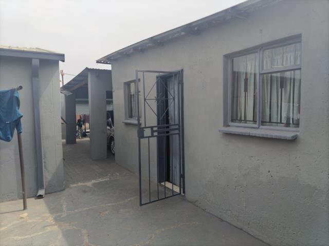 3 Bedroom House for sale in Protea Glen