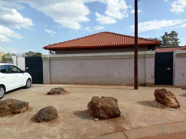 2 Bedroom House to let in Protea Glen