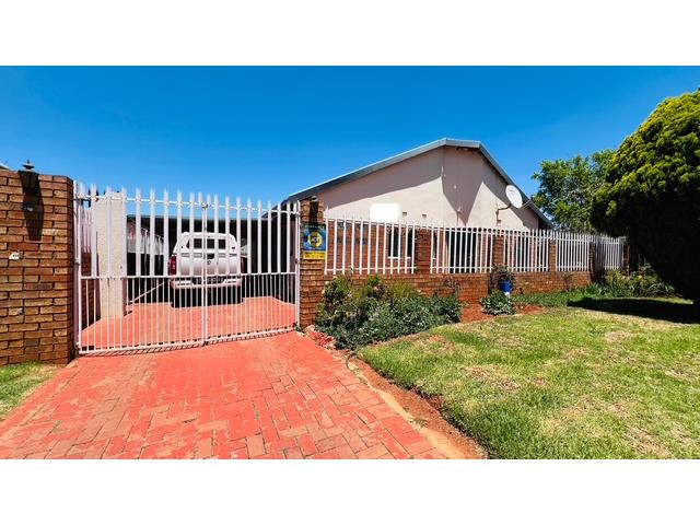 3 Bedroom House for sale in Lenasia South