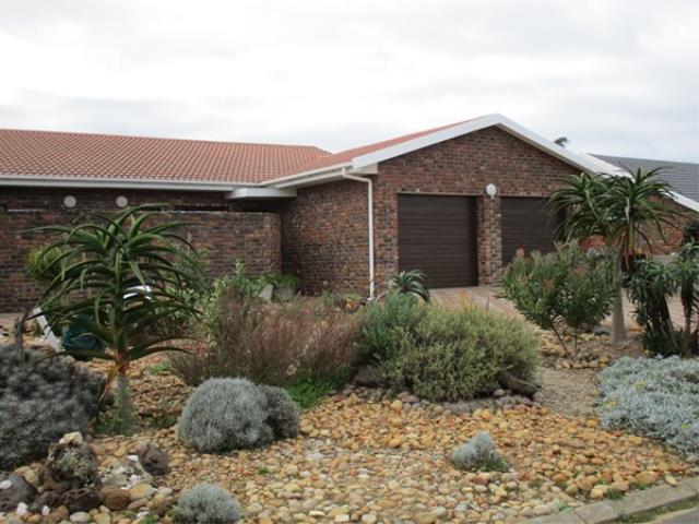 3 Bedroom House for sale in Hartenbos Heuwels
