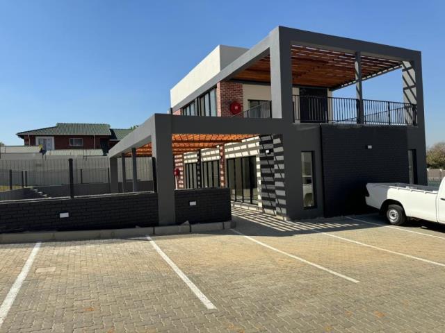 2 Bedroom Apartment for sale in Halfway House