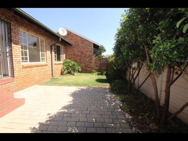 2 Bedroom House to let in Rooihuiskraal