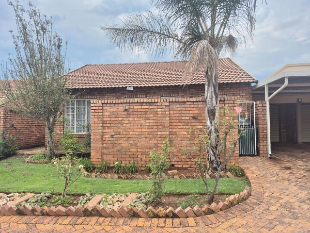 2 Bedroom Townhouse for sale in Elarduspark