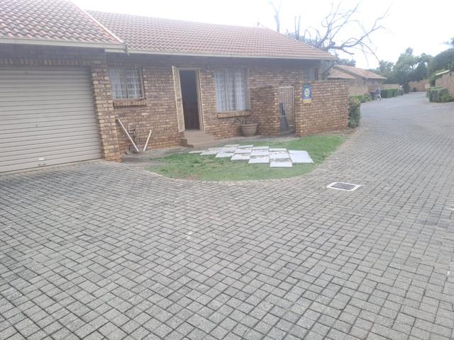 2 Bedroom Simplex for sale in Pierre Van Ryneveld