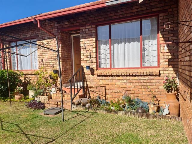 2 Bedroom Simplex for sale in Rooihuiskraal North