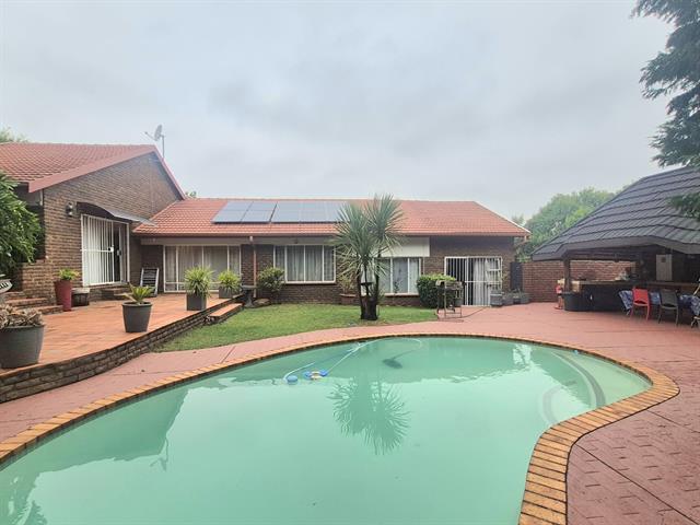 3 Bedroom House for sale in Elarduspark