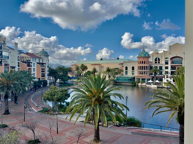 2 Bedroom Apartment to let in Century City