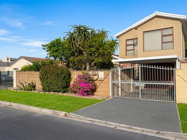 4 Bedroom House for sale in Bothasig