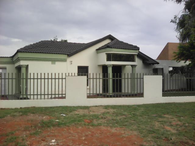 5 Bedroom House for sale in Chantelle