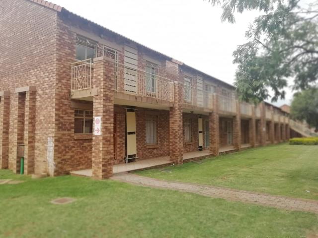 2 Bedroom House for sale in Karenpark