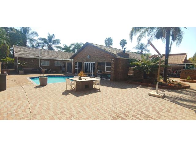 4 Bedroom House for sale in Ninapark