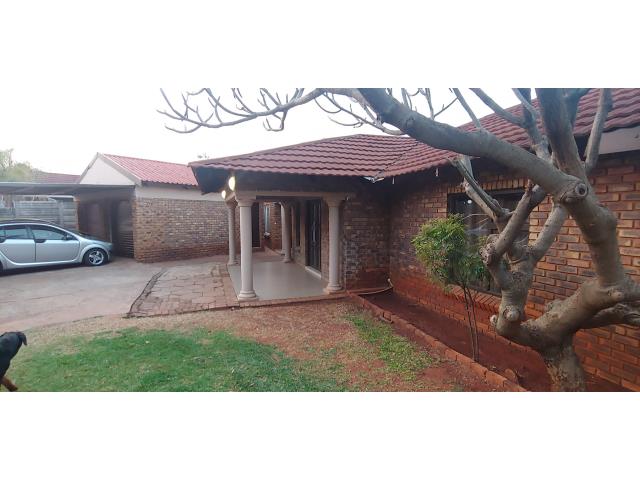 3 Bedroom House for sale in Hesteapark