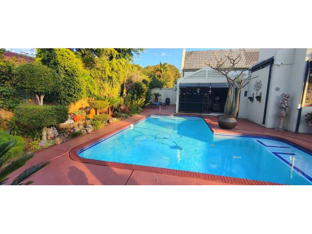 4 Bedroom House for sale in Florauna