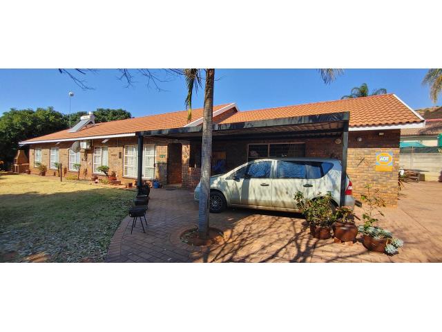 3 Bedroom House for sale in Ninapark