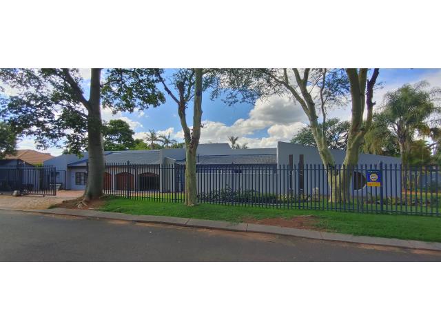 6 Bedroom House for sale in Ninapark