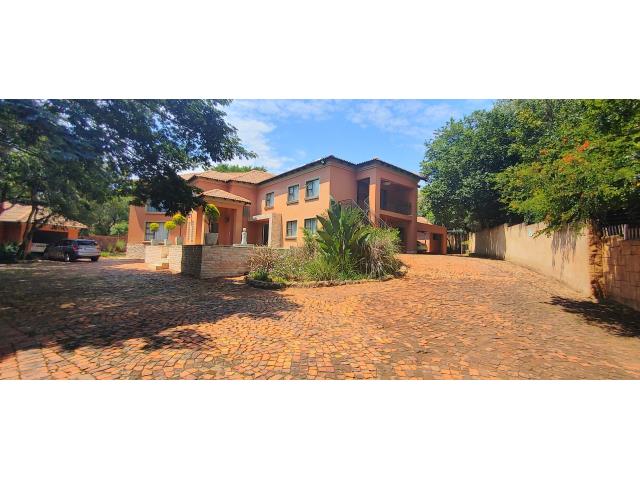 10 Bedroom House for sale in Ninapark