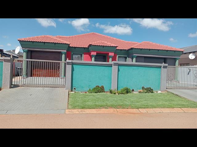 4 Bedroom House for sale in Chantelle