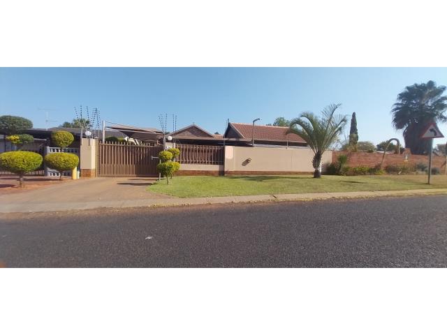 4 Bedroom House for sale in Hesteapark