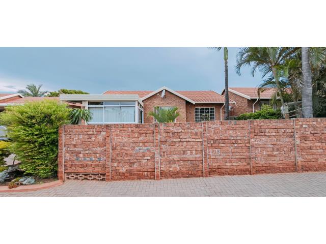 3 Bedroom House for sale in Florauna