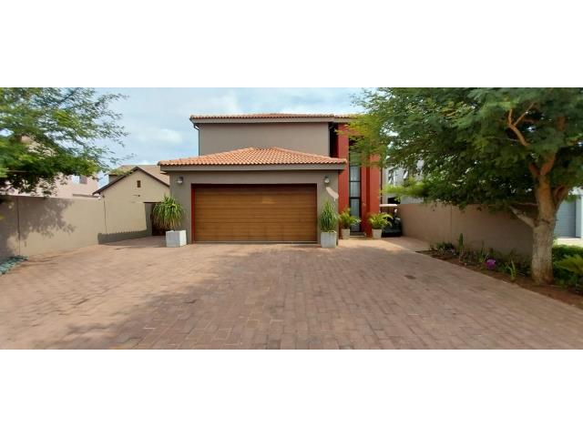 5 Bedroom House for sale in Theresapark